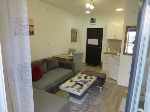 una sala de estar con un sofá y una mesa en AQUA LUX APARTMAN, en Jagodina