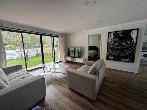 Posezení v ubytování 3 Bedrooms, Steps to the Shore