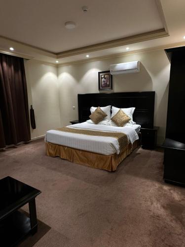 een slaapkamer met een groot bed in een kamer bij New Elite المنسك الجديد in Abha