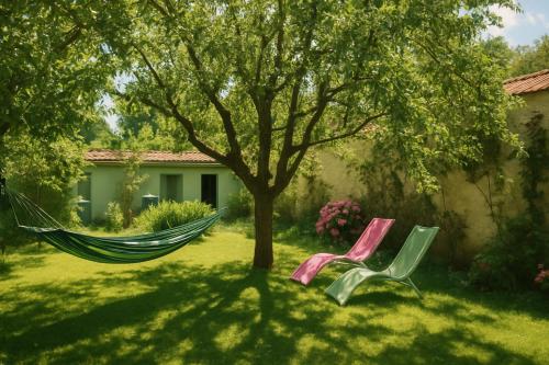 Ein Garten an der Unterkunft Les oiseaux de passage - chambre d hôtes, paisible