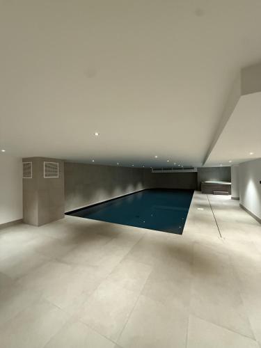 une pièce vide avec une piscine au sol dans l'établissement The Bear - Sauna - Piscine, aux Houches