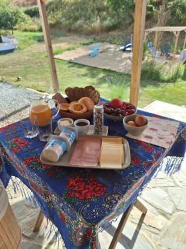 un tavolo con un vassoio di prodotti per la colazione di Casa Inglesa Roosa 2-4 persoons Accommodatie, Appartement Luna a Relíquias