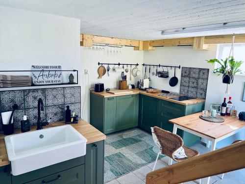 Kuchyň nebo kuchyňský kout v ubytování Minicottage Casa de Lipa