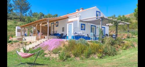 a house with a hammock in front of it at Casa Inglesa Roosa 2-4 persoons Accommodatie, Appartement Luna in Relíquias