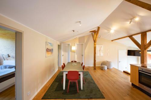 a kitchen and dining room with a table and chairs at Große Wohnung mit Loggia in Templin