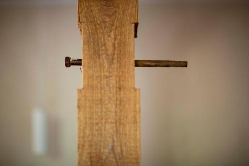 a wooden cross hanging on a wall at Große Wohnung mit Loggia in Templin