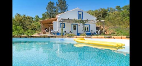 a house with a yellow raft in a swimming pool at Casa Inglesa Roosa 2-4 persoons Accommodatie, Appartement Luna in Relíquias