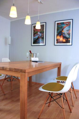 a dining room with a wooden table and chairs at Wohlfühloase Für Natur Und Gartenliebhaber in Walkenried