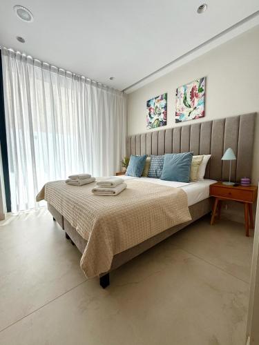 Un pat sau paturi într-o cameră la Luxury Beachfront Villa with Private Pool by Leo Apartments