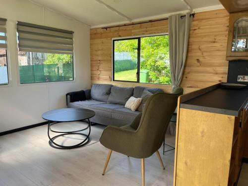 Zona de estar de Domek z widokiem na jezioro