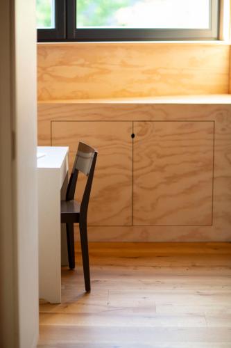 a black chair sitting next to a desk in a room at Große Wohnung mit Loggia in Templin