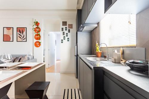 a kitchen with a sink and a refrigerator at Apartamento - 5min do Aeroporto - Vila Telebrasília in Brasilia