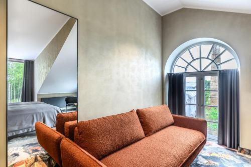 a living room with a couch and a mirror at Hotell Moe 