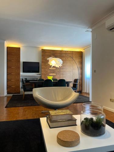 ein Wohnzimmer mit einer großen weißen Schüssel auf einem Tisch in der Unterkunft inluz apartment in Vila do Conde