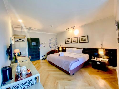 a bedroom with a large bed in a room at Yuu Hotel Ubon Ratchathani in Ubon Ratchathani