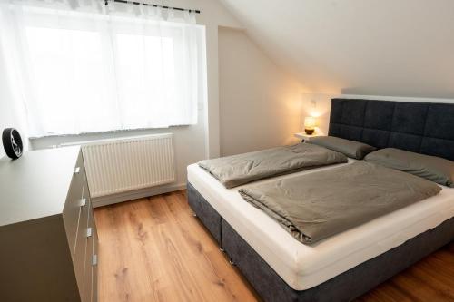 Ένα ή περισσότερα κρεβάτια σε δωμάτιο στο Dachidylle, stylish apartment with feel-good factor