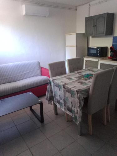 un salon avec une table et un canapé dans l'établissement Nid douillet à Cransac, à Cransac