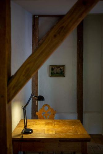 a desk with a lamp on it in a room at Große Wohnung mit Loggia in Templin