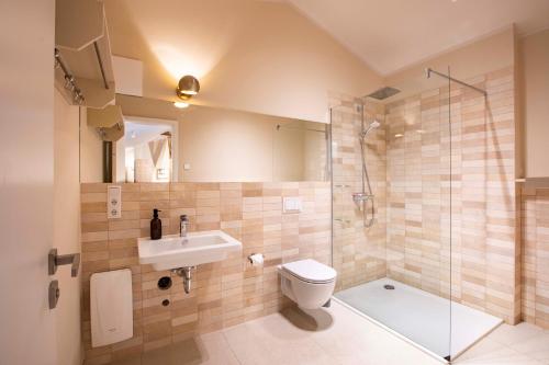 a bathroom with a toilet and a sink and a shower at Große Wohnung mit Loggia in Templin