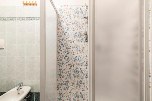 a bathroom with a shower and a sink at 3 Min dalla Stazione e free parking - Centro Città in Arezzo