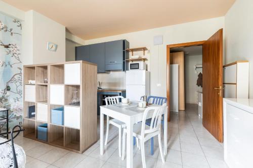 a kitchen and dining room with a table and chairs at 3 Min dalla Stazione e free parking - Centro Città in Arezzo