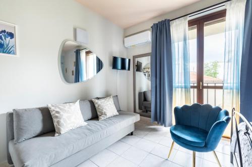 a living room with a couch and a blue chair at 3 Min dalla Stazione e free parking - Centro Città in Arezzo
