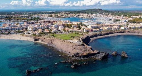 CapCool Pied dans l'eau Vue mer Piscine Parking