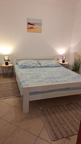 En eller flere senge i et værelse på Apartments L&R