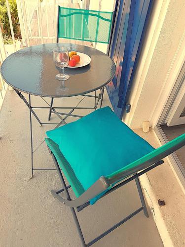 une table et une chaise avec une assiette de fruits dans l'établissement Studio vacances pour 2, 300m de la plage, vue sur la mer, à La Guérinière