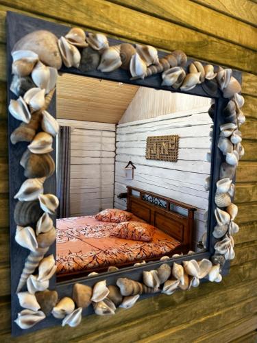 ein Zimmer mit einem Bett und Muscheln an der Wand in der Unterkunft Milleri in Salacgrīva