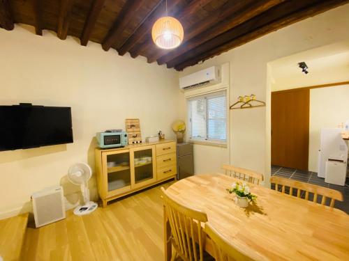 a kitchen and dining room with a wooden table at 捉鳳凰百年老宅三館鳳凰別院 in Ch'ih-k'an-lou