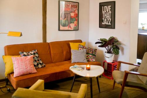 a living room with a couch and a table at Stylowy, przestronny apartament 80m2 na zielonej ulicy w centrum in Wrocław