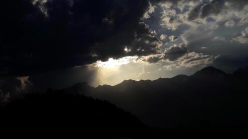 a cloudy sky with the sun shining behind the mountains at Apartments FEICHTNER Manfred -Tulfes - Innsbruck-Land - Tirol in Tulfes