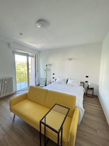 Postel nebo postele na pokoji v ubytování Monolocale in bicocca