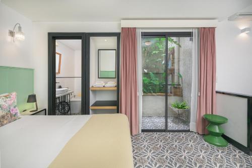 a bedroom with a bed and a bathroom at FAUNA Montevideo in Montevideo