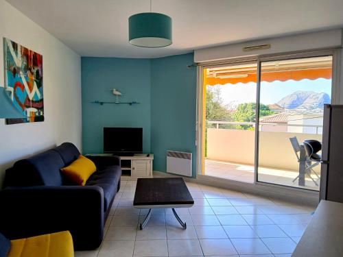 un salon avec un canapé et une télévision dans l'établissement La Ciotat Mer Charmant Studio avec Grande Terrasse, à La Ciotat