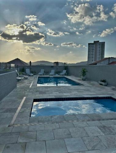 a swimming pool on the roof of a building at Studio 114 Luxury Mogi Das Cruzes in Mogi das Cruzes