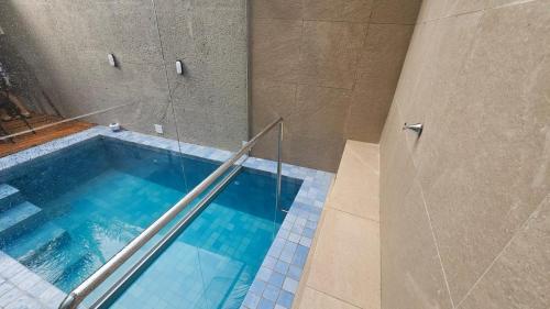 an overhead view of a swimming pool in a bathroom at Apt com piscina e sauna privativo em Milagres, Praia do Riacho in São Miguel dos Milagres