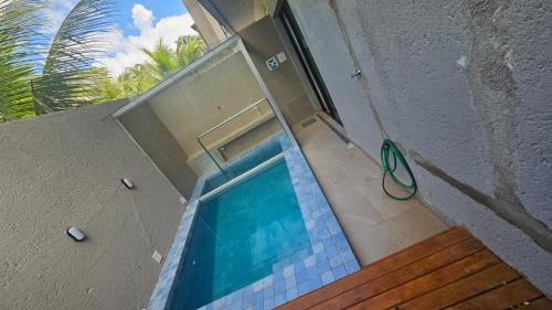 an overhead view of a swimming pool next to a building at Apt com piscina e sauna privativo em Milagres, Praia do Riacho in São Miguel dos Milagres