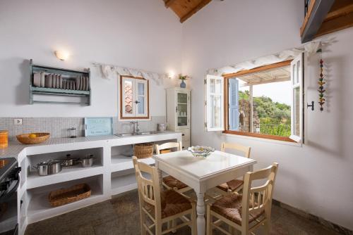 Kuchyň nebo kuchyňský kout v ubytování Lithea Villas and Studios by the Sea