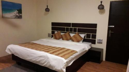 Postel nebo postele na pokoji v ubytování Holiday Home Kelaa by eMzaz