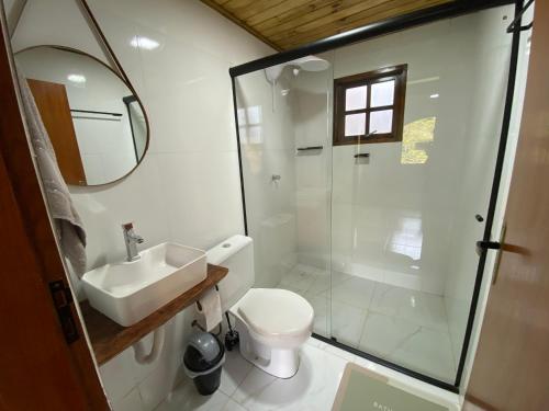a bathroom with a toilet and a sink and a shower at Sitio Boa Esperança II - 20km de Monte Verde in Camanducaia