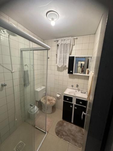 Un baño con ducha, inodoro y lavabo. en Seaside apartment, AV Atlantic, en Balneário Camboriú