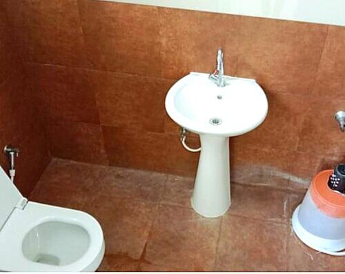 Ένα μπάνιο στο Sri Darshini Comfort 2kms from Hinkal Flyover