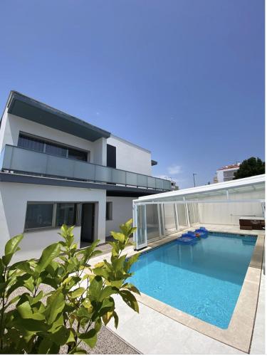 Nazaré Luxury Villa with Private Pool