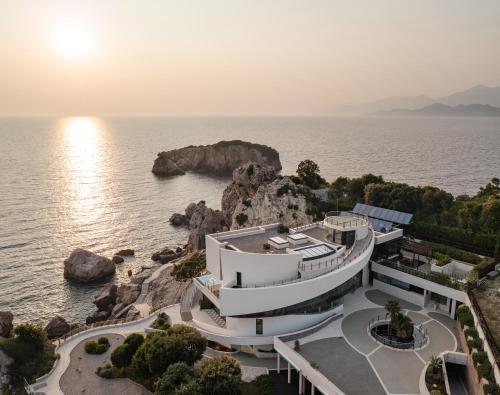 ウルツィニにあるCONTiNUUMの海のそばにある建物の航空写真