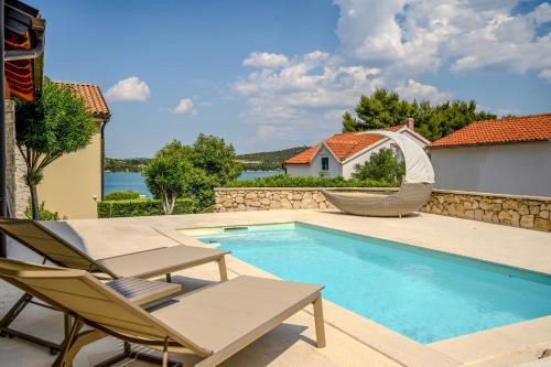 Villa T