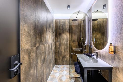 a bathroom with a sink and a mirror at Hotell Moe 