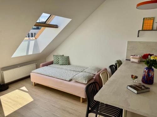 um quarto com uma cama e uma mesa com cadeiras em Meridian Bratislava - Stylish Brand New Apartment in the City Center & Free Garage Parking em Bratislava