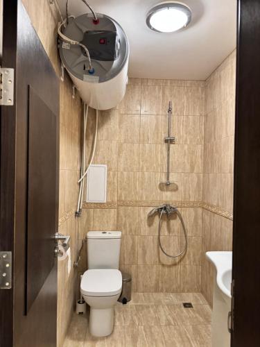 une salle de bain avec une douche, des toilettes et un lavabo dans l'établissement Downtown Harmony Chill Place, à Varna